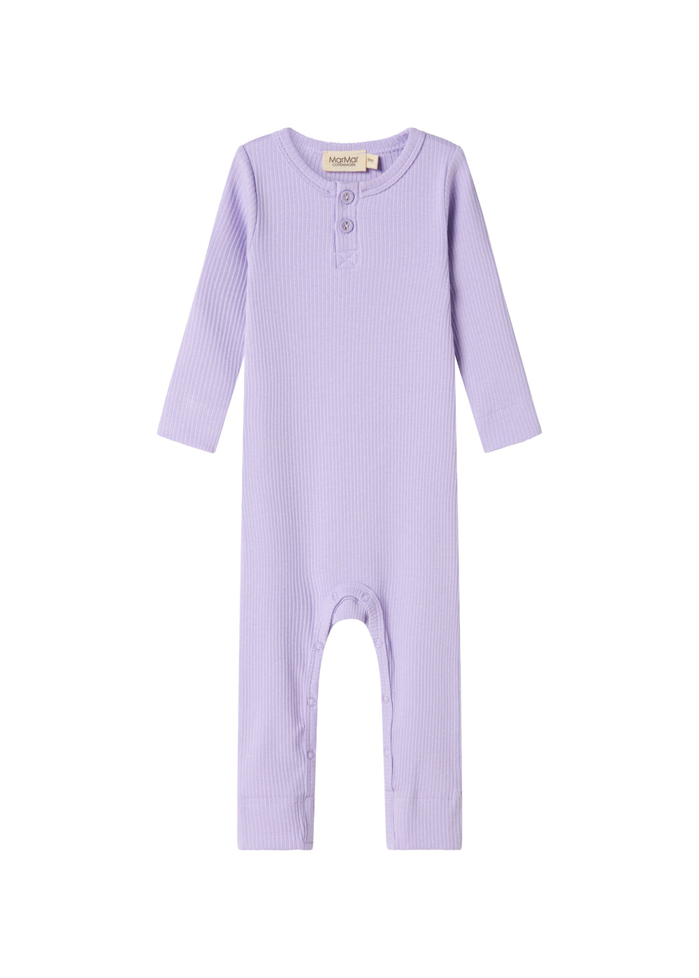 Ribbstrikket lilla heldragt til baby i blødt materiale med lange ærmer, lange ben og knapper.
