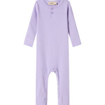 Ribbstrikket lilla heldragt til baby i blødt materiale med lange ærmer, lange ben og knapper.