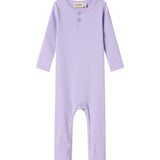 Ribbstrikket lilla heldragt til baby i blødt materiale med lange ærmer, lange ben og knapper.