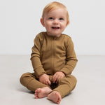 Baby iført ribbstrikket brun holdragt i blødt materiale med lange ærmer og lange ben og lynlås