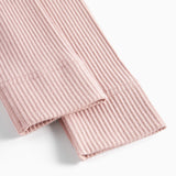 Detaljebillede af ben på lyserøde leggings til børn