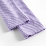 Detalje af lys lilla ribstrikkede leggings til børn