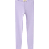 Detalje af lys lilla ribbede leggings til børn