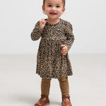 Barn i brun ribbet strikket kjole med leopardmønster og brune leggings