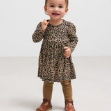 Barn i brun ribbet strikket kjole med leopardmønster og brune leggings