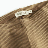 Detalje af brun ribstrikket leggings til børn