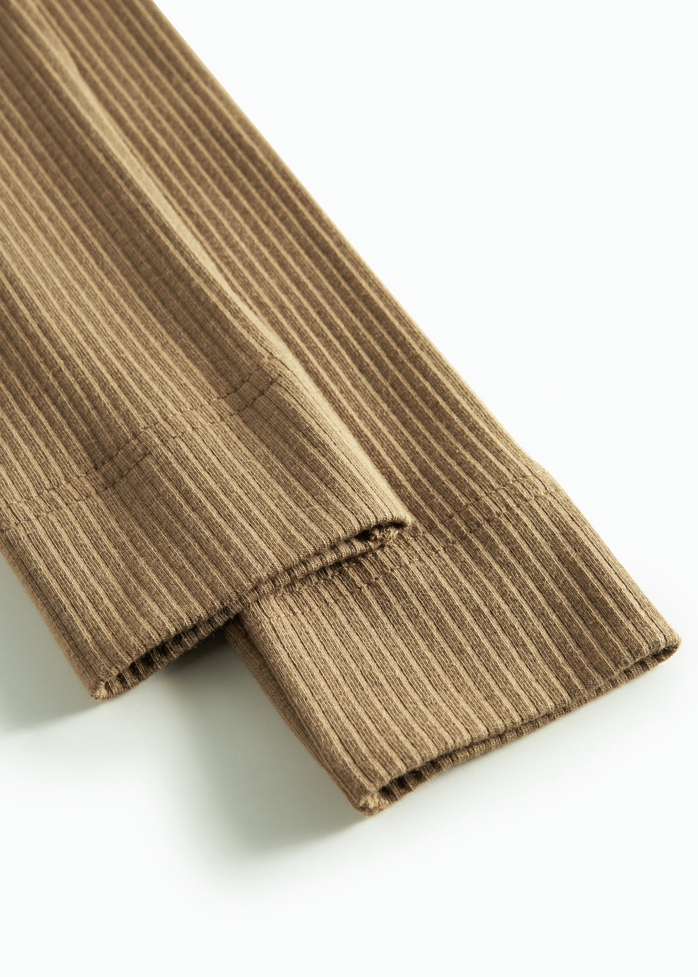 Detaljer af brun ribbet leggings til børn
