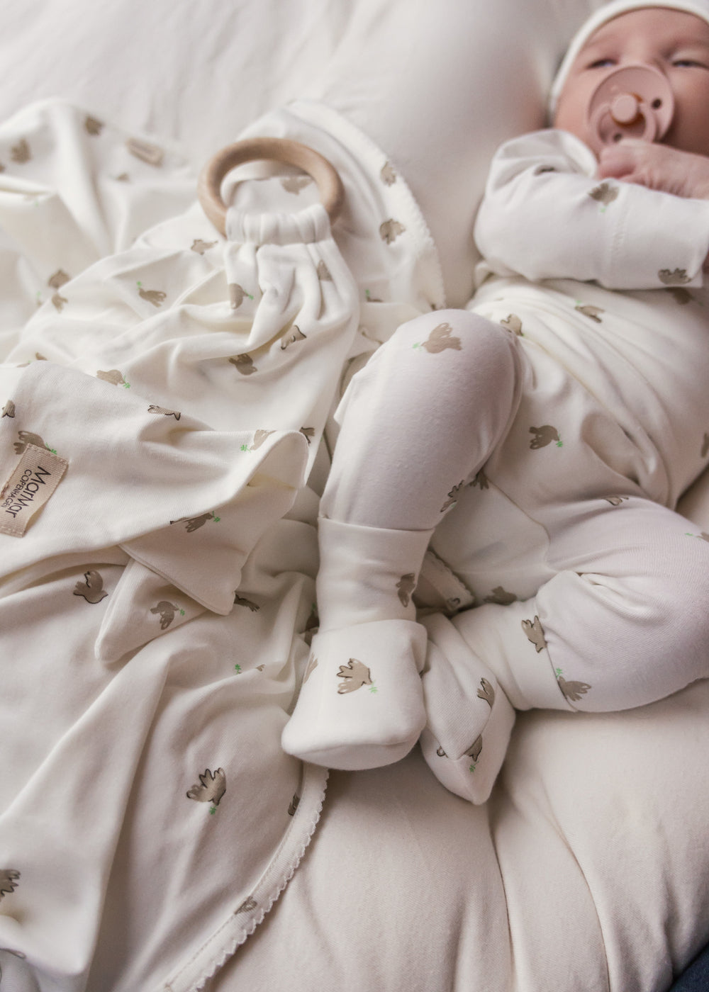 Baby iført bløde futter med matchende babytøj