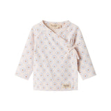 Babybluse med lange ærmer, slå-om foran og små tulipanmønstre i pastelfarver