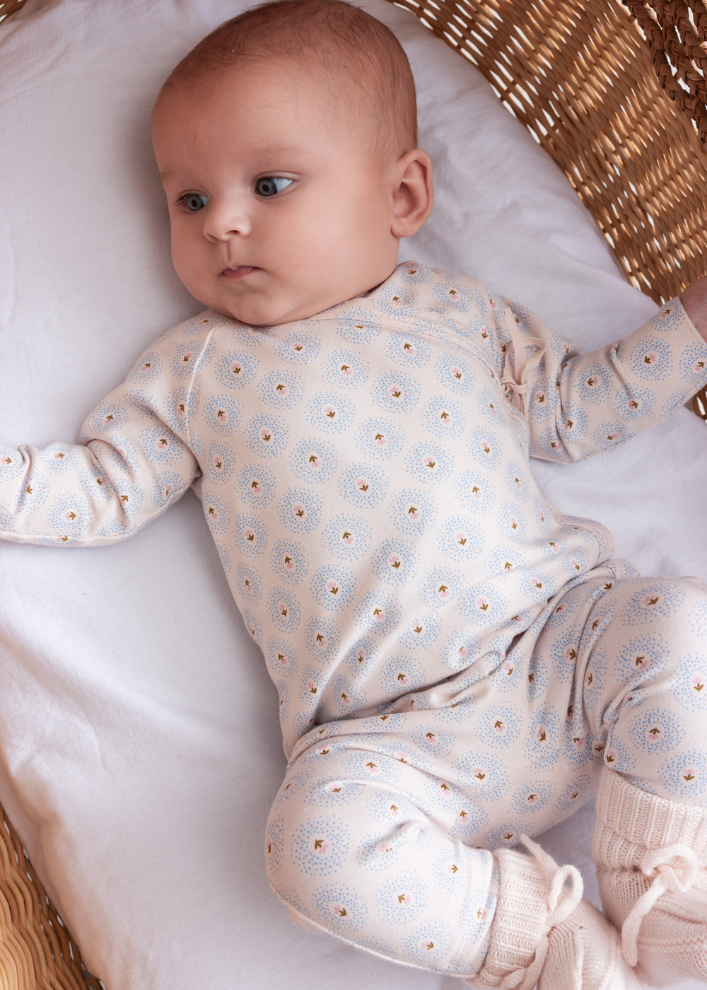 Lyserøde strikkede futter med snørebånd ved anklen på baby