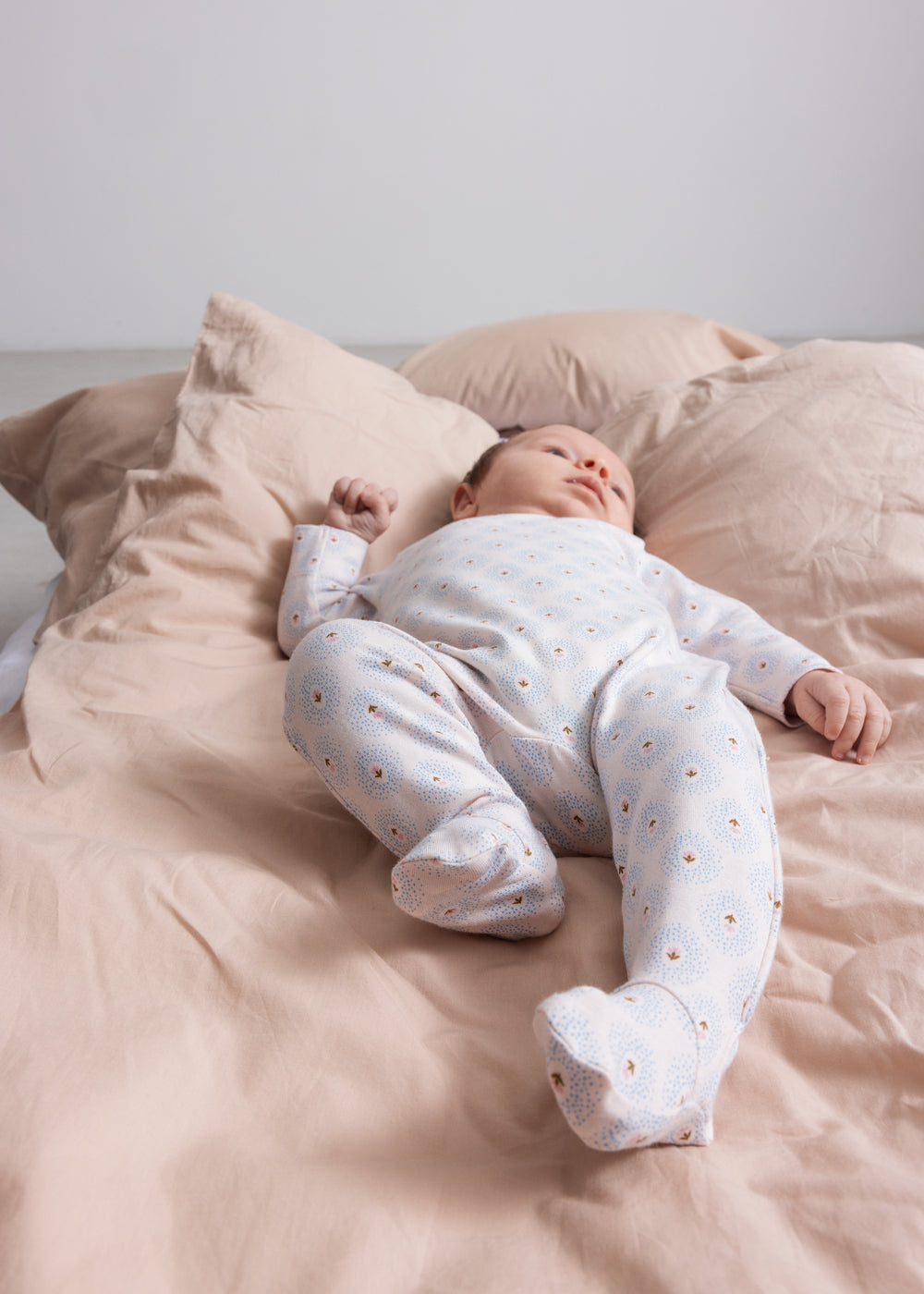 Heldragt til baby i hvid med små tulipanmønstre, hel ben- og ærmedækning