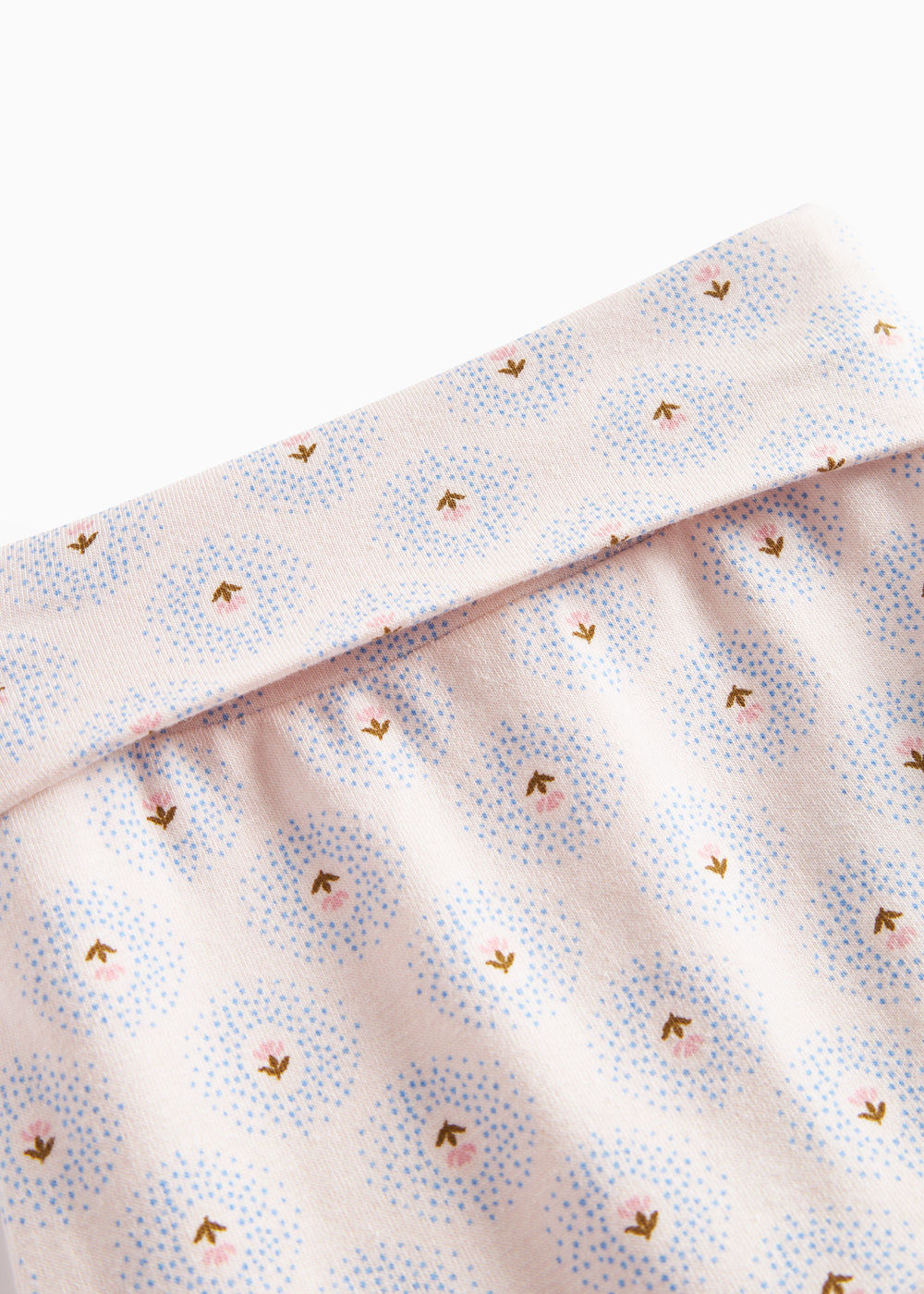 Babybuksers stofdetalje: offwhite med små tulipaner og farvede prikker