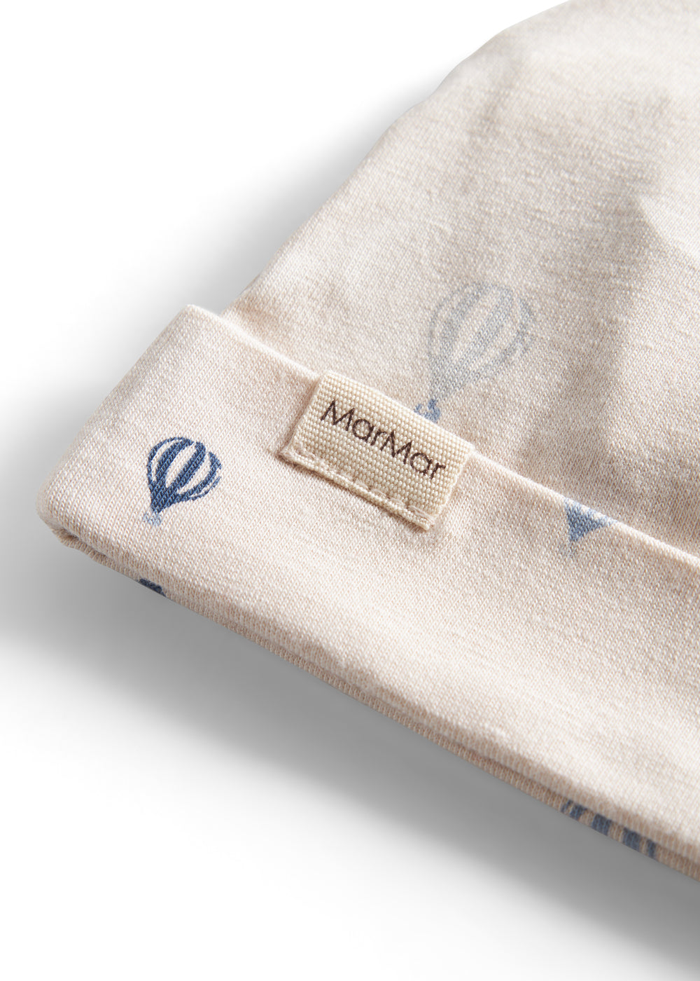 Off-white babyhue med MARMACE logo-mærke på stofkant