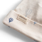 Off-white babyhue med MARMACE logo-mærke på stofkant