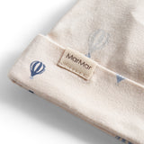 Off-white babyhue med MARMACE logo-mærke på stofkant