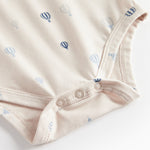 Beige bodystocking med blå luftballonprint og tryk-knaplukning ved skridtet.