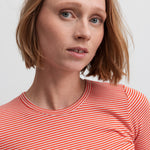 Kvinde iført rød og hvid stribet langærmet T-shirt