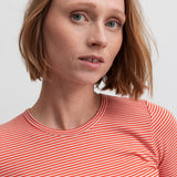 Kvinde iført rød og hvid stribet langærmet T-shirt