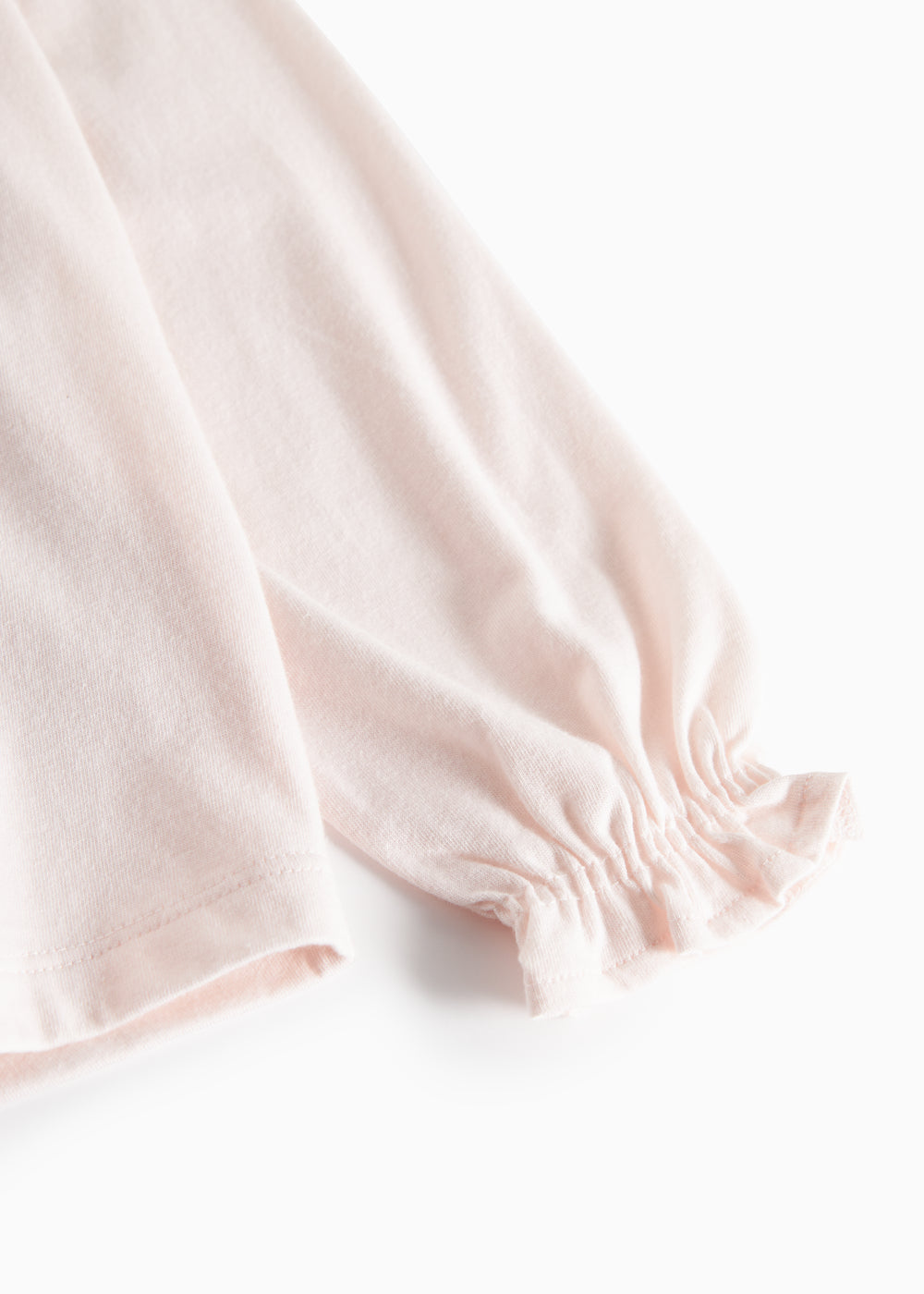 Flæsebluse i lys rosa med elastisk manchet ved ærmet