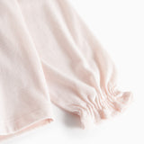 Flæsebluse i lys rosa med elastisk manchet ved ærmet