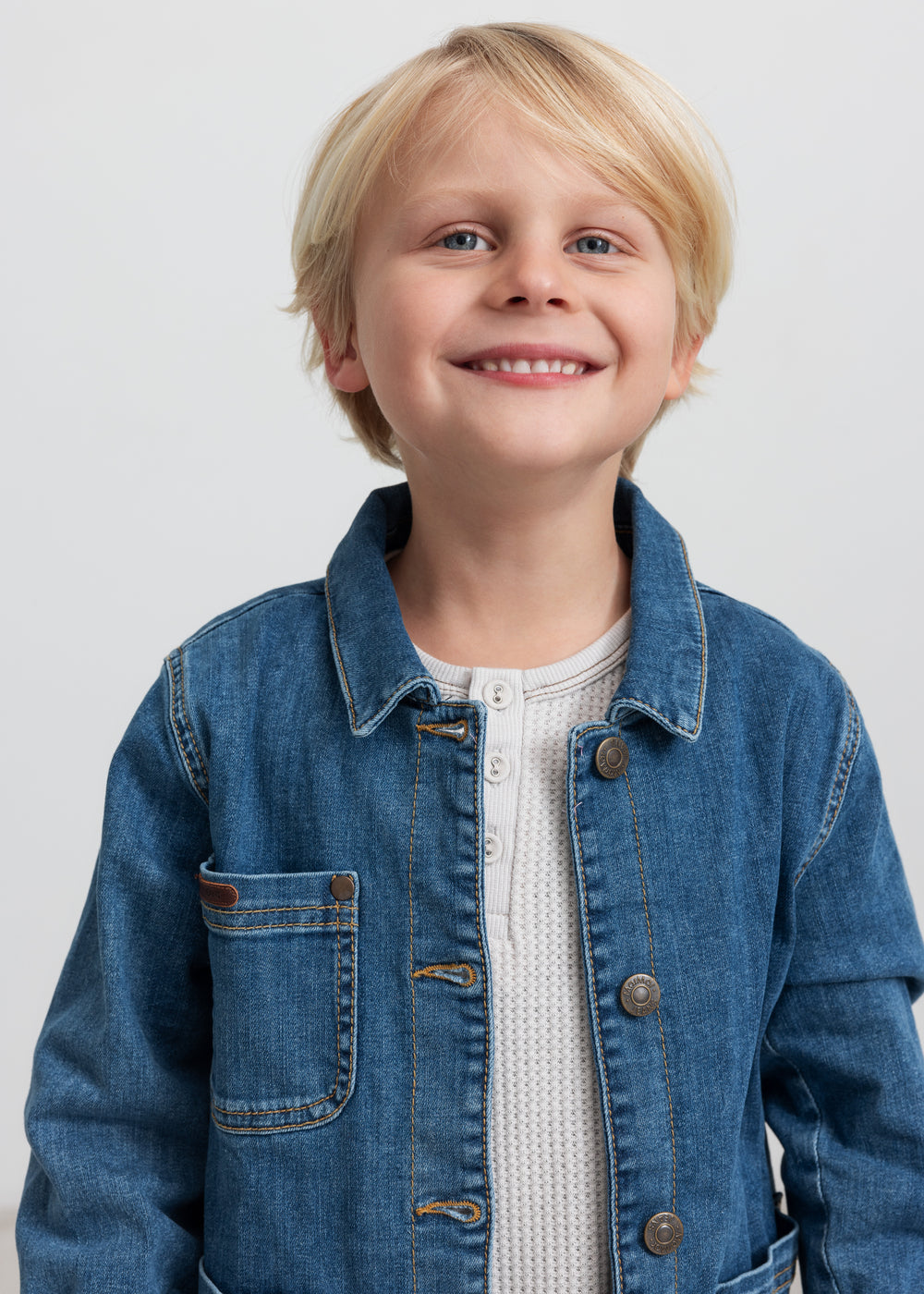 Denimjakke i mørkblå med krave, knaplukning og forlommer