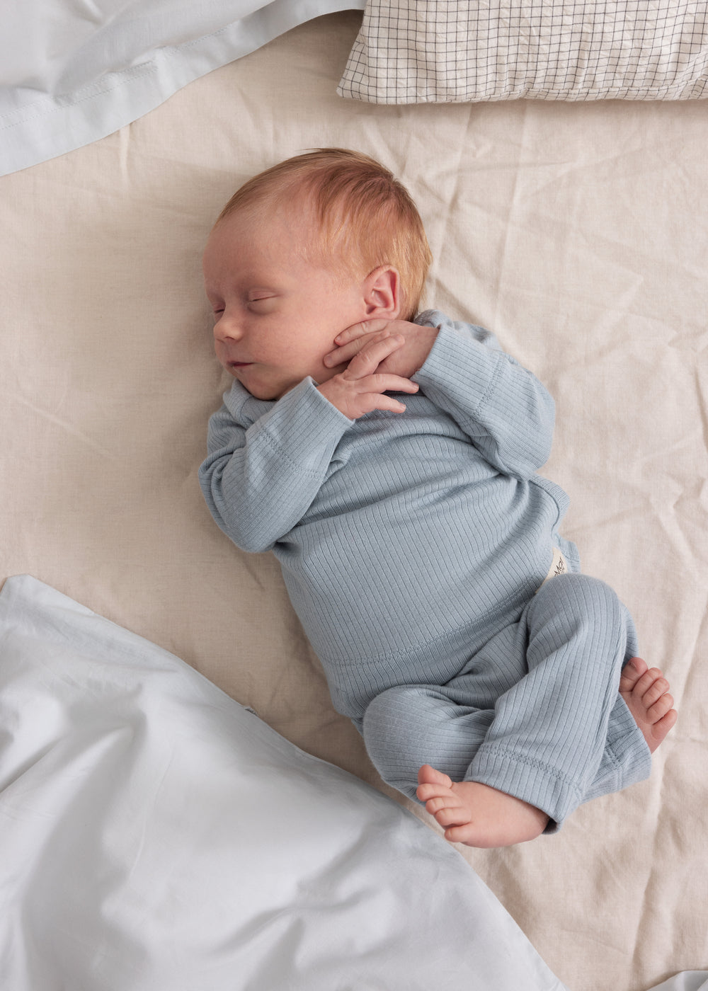 Lyseblå babysweatpants på baby, ribstruktur og elastisk linning