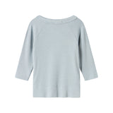 Lyseblå ribstrikket bluse til baby med lange ærmer og rund hals