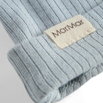 Lys blå babyhue med manchet og beige logoetiket