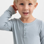 Lyseblå langærmet T-shirt med tre knapper foran, vist på barn