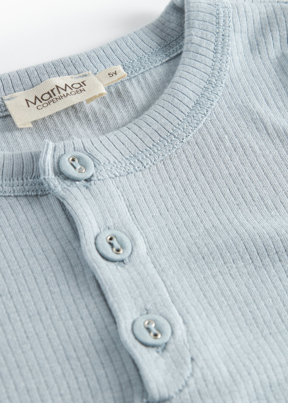 Lyseblå henley-T-shirt med knapper ved halsudskæring og ribbet kant