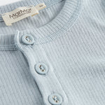 Lyseblå henley-T-shirt med knapper ved halsudskæring og ribbet kant