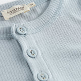 Lyseblå henley-T-shirt med knapper ved halsudskæring og ribbet kant