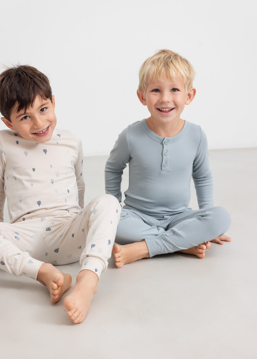 Lyseblå leggings på siddende barn, synlige ben