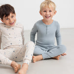 Lyseblå leggings på siddende barn, synlige ben