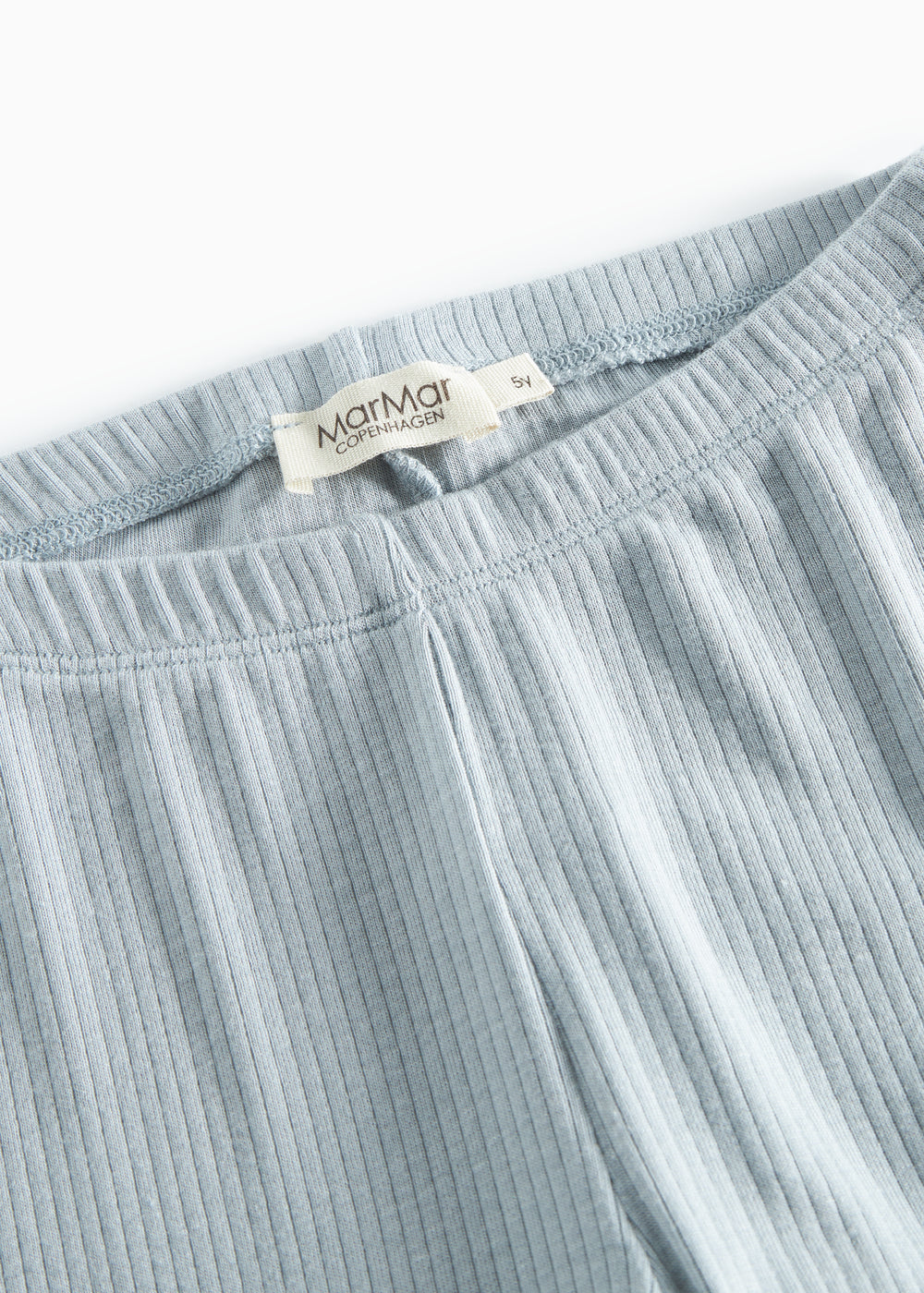 Lysblå Lani leggings tæt på linningen med elastik og mærkets label