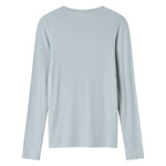 Lyseblå T-shirt med lange ærmer og rund hals, set bagfra