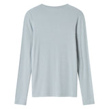 Lyseblå T-shirt med lange ærmer og rund hals, set bagfra