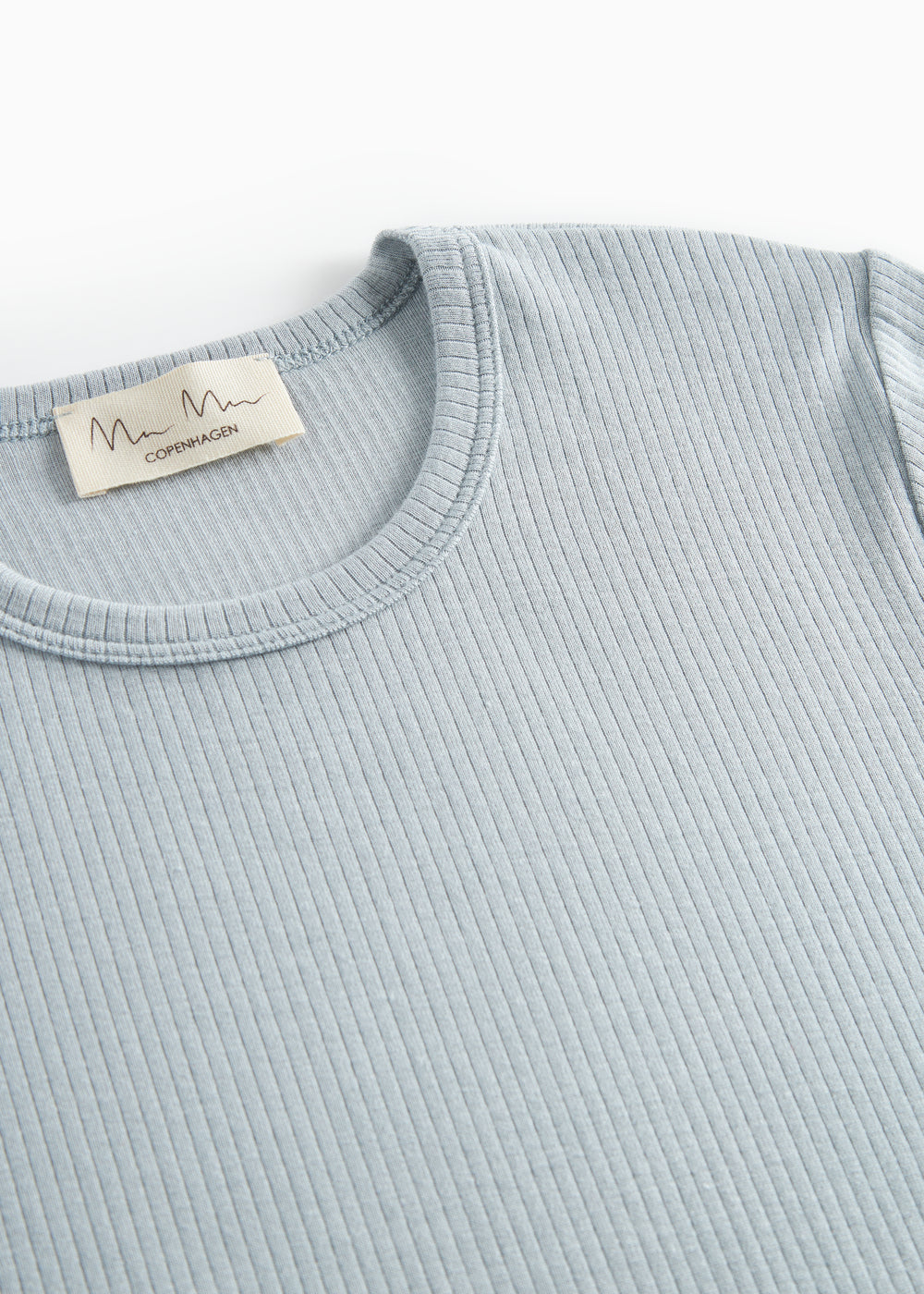Lyseblå T-shirt med rund hals og ribbet jerseystruktur, nærbillede af krave