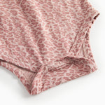 Lyserød leopardmønstret babybody med lange ærmer