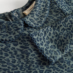 Grøn leopardmønstret babybody med lange ærmer og krave