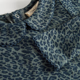Grøn leopardmønstret babybody med lange ærmer og krave