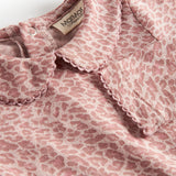 Lyserød leopardmønstret babybody med lange ærmer og krave