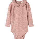 Lyserød leopardmønstret babybody med lange ærmer og krave
