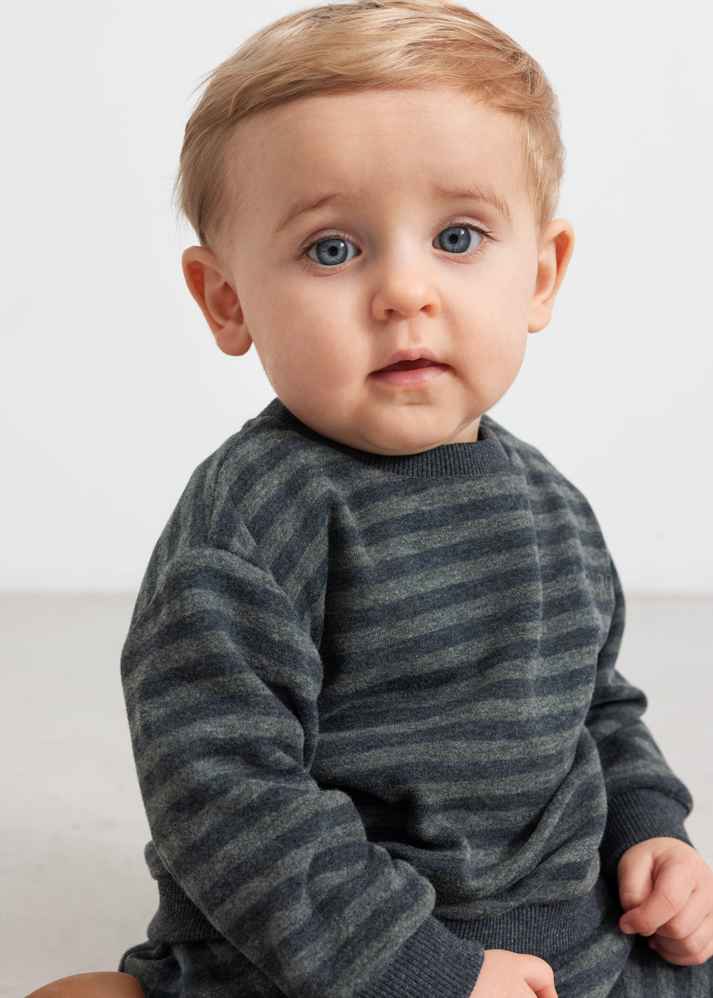 Stribet babybluse på barnet med lange ærmer og ribkant ved hals og manchet