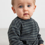 Stribet babybluse på barnet med lange ærmer og ribkant ved hals og manchet