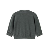 Meleret mørkegrøn babybluse set bagfra med ribkant ved ærmer og rund hals
