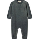 Heldragt til baby med lange ærmer og ben, mørk stribet jersey og fødder.