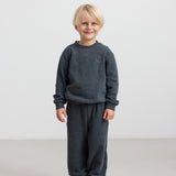 Mørk grå meleret børnesweater med lange ærmer, rund hals og ribkant