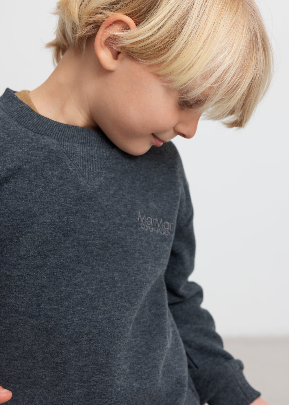 Mørk grå meleret børnesweater med lille brystlogo og rund hals