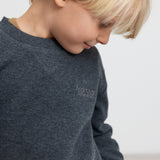 Mørk grå meleret børnesweater med lille brystlogo og rund hals
